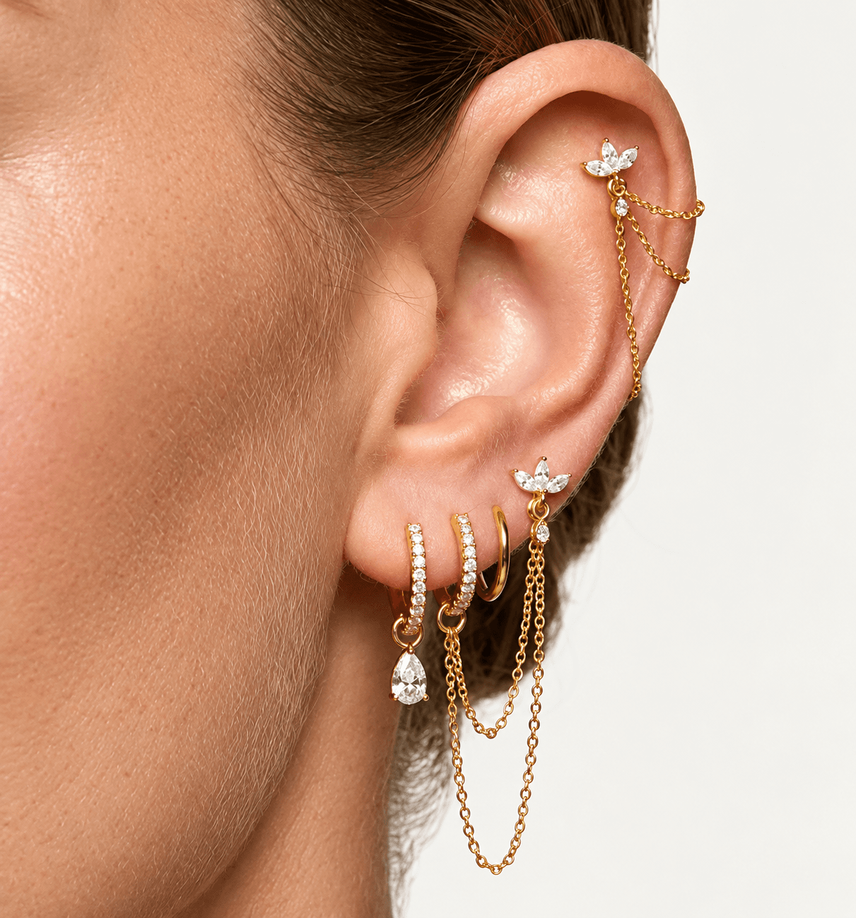 Juwelier Burck - Friedberg (Hessen) – Professionelles Piercingschmuck-Angebot und Ohrstecker – Ohr mit goldenen Ohrringen.png