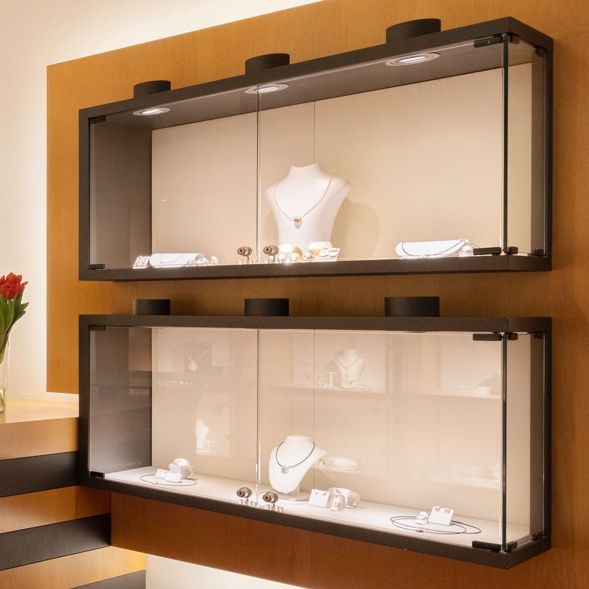 Schmuck in einer beleuchteten Vitrine