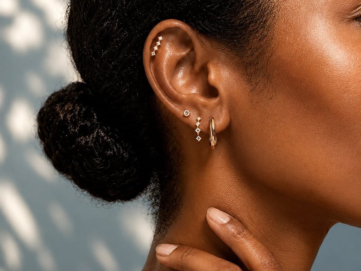 Ear Stack aus mehreren Schmuckstücken